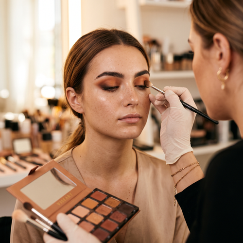 Estomparea fardului de pleoape pe model, la cursul Make-Up Esențial